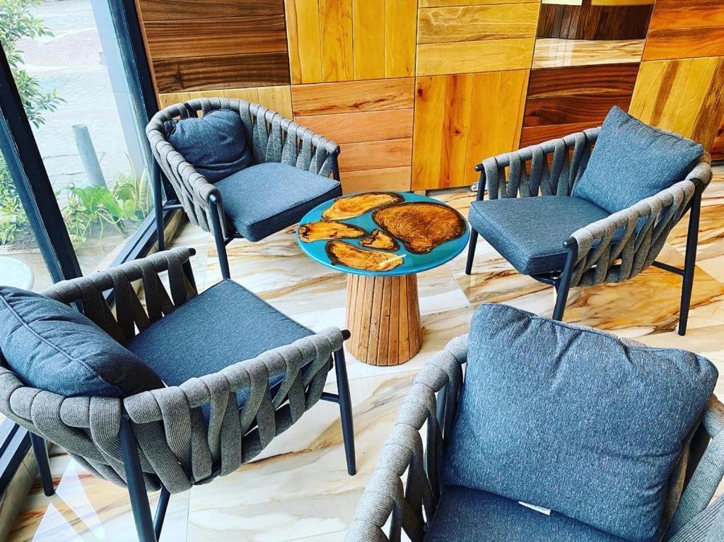 Murex Plaza Hotel & Suites Monrovia Esterno foto