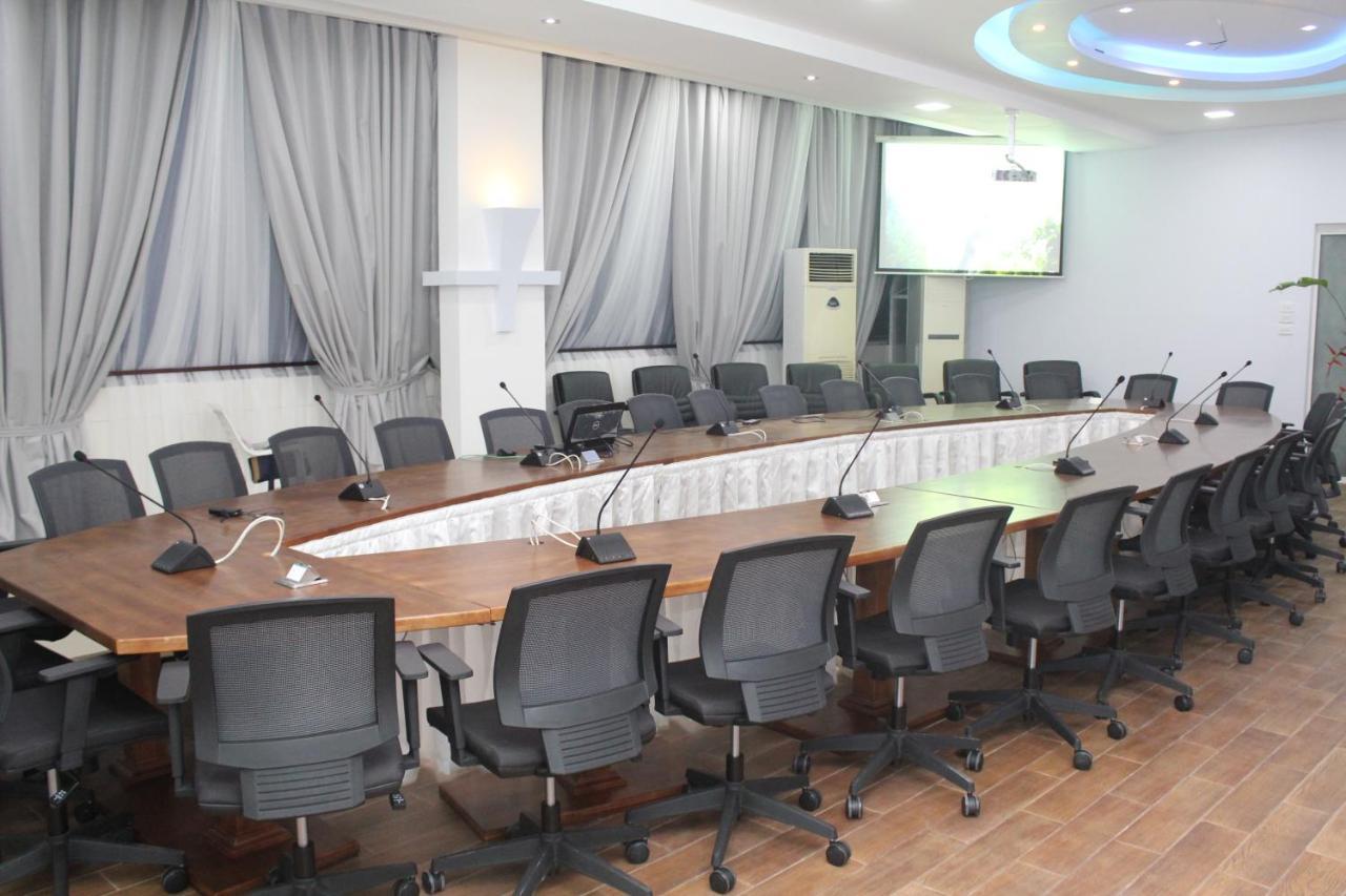 Murex Plaza Hotel & Suites Monrovia Esterno foto