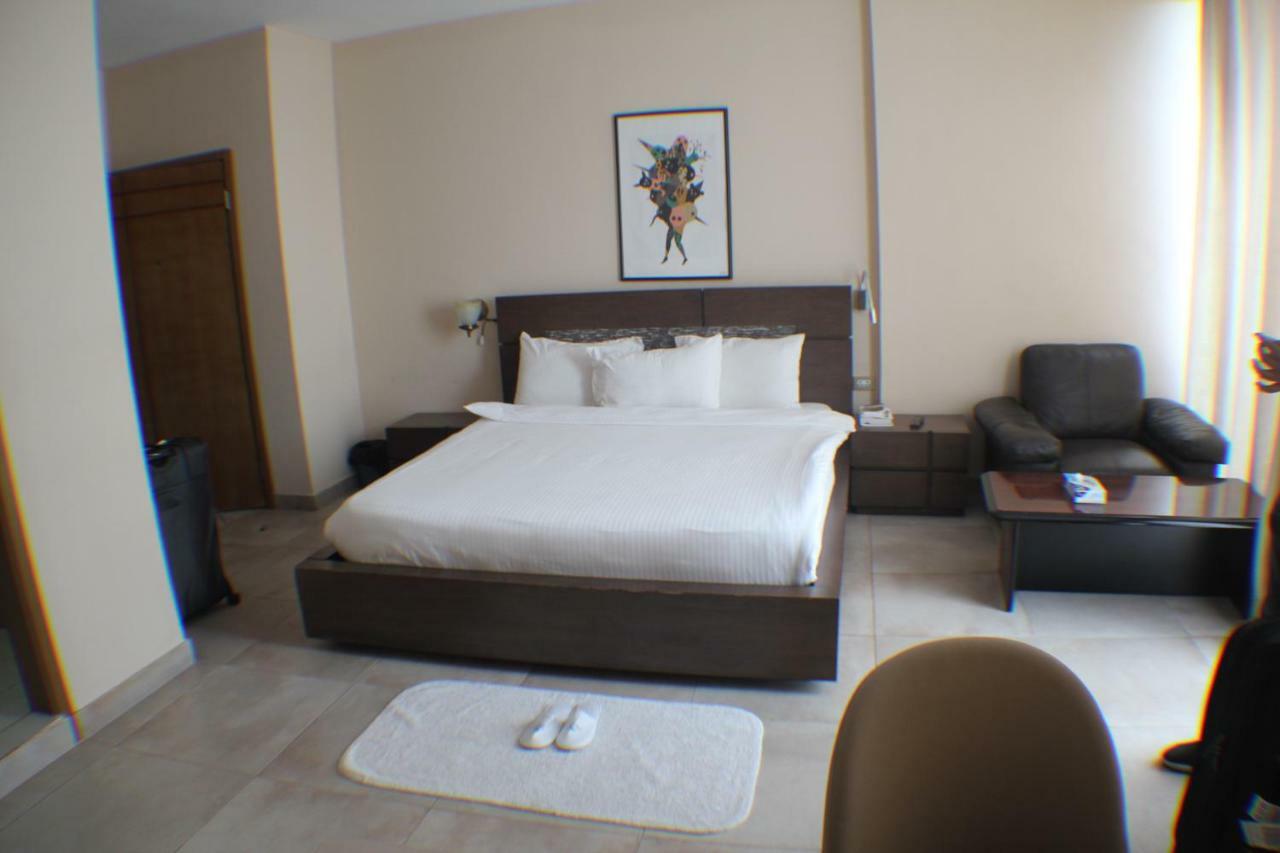 Murex Plaza Hotel & Suites Monrovia Esterno foto
